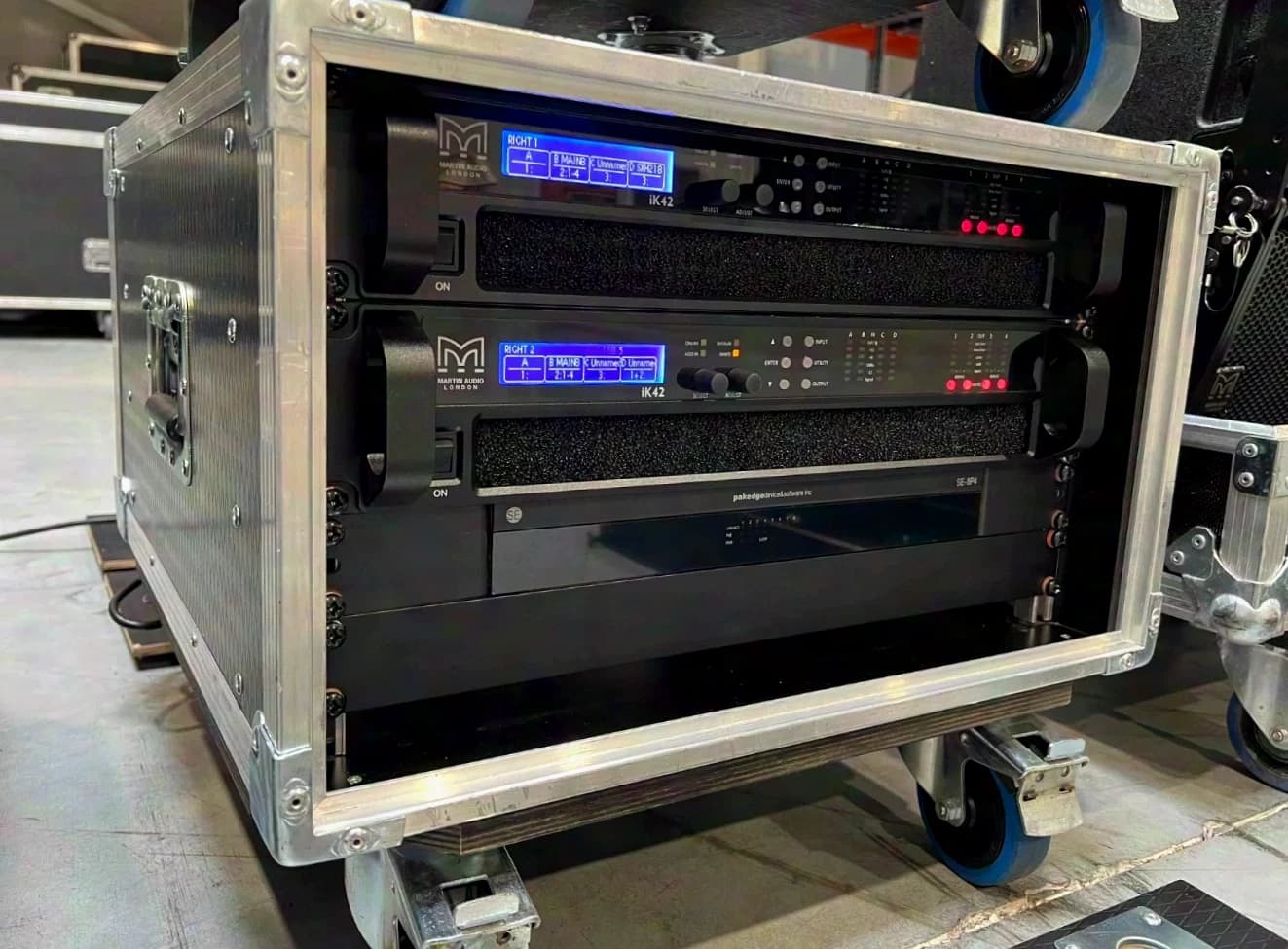 Martin Audio Line-Array: 16x WPS 4x iKON iK42 Dante 2x grid