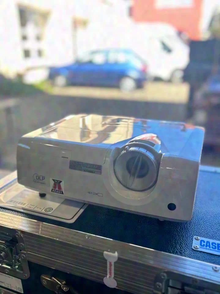 Mitsubishi XD280U BrilliantColor DLP Beamer