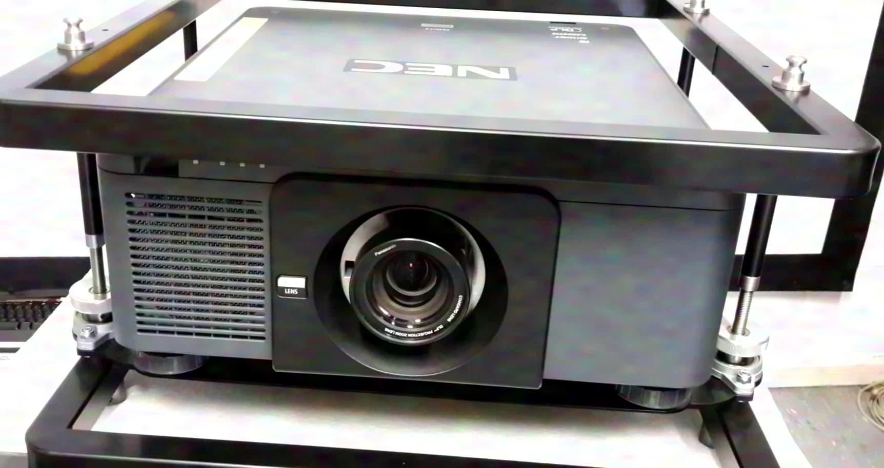 NEC PX803UL-BK Laserprojektor 1 Chip DLP-Projektor