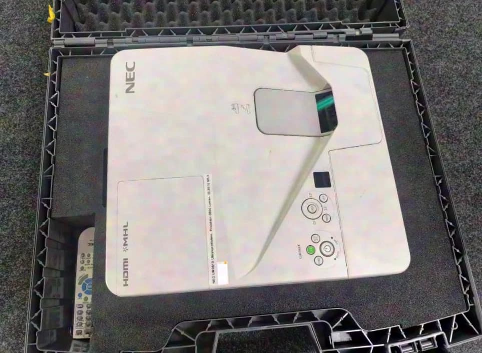 NEC UM361X Ultrakurzdistanz Projektor - 3600 Lumen inkl. Koffer (0,36:1)