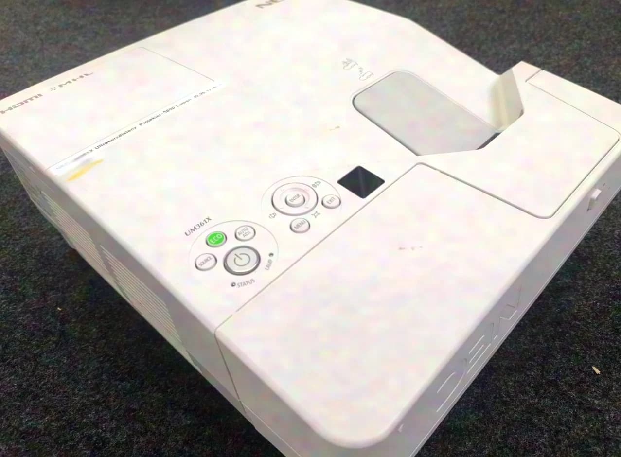 NEC UM361X Ultrakurzdistanz Projektor - 3600 Lumen inkl. Koffer (0,36:1)