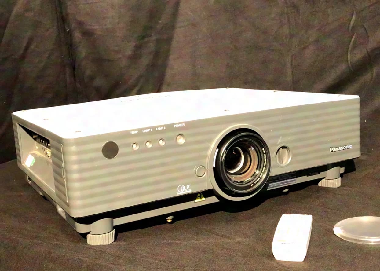 Panasonic PT-D5500E DLP Projektor, 5000 ANSI