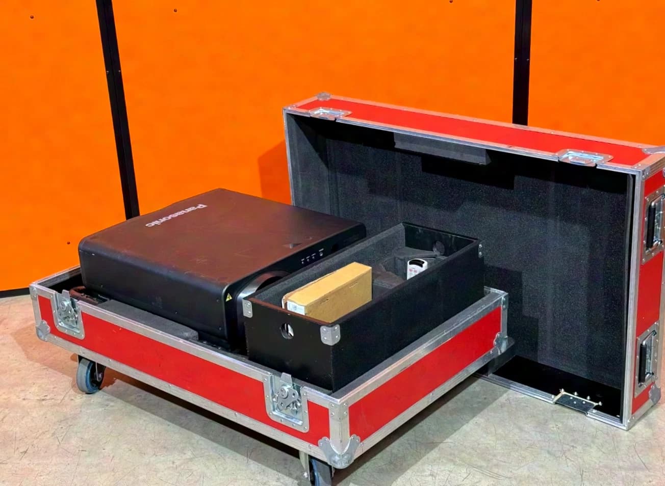 Panasonic PT-DW7000E-K DLP Projektor inkl. Panasonic ET-HAD75 Tragegriff & Case