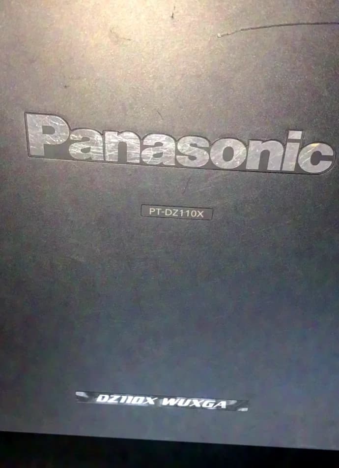 Panasonic PT-DZ110X WUXGA Beamer 10.000 ANSI Lumen + Flightcase + Rigging Frame