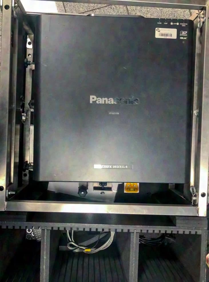 Panasonic PT-DZ110X WUXGA Beamer 10.000 ANSI Lumen + Flightcase + Rigging Frame