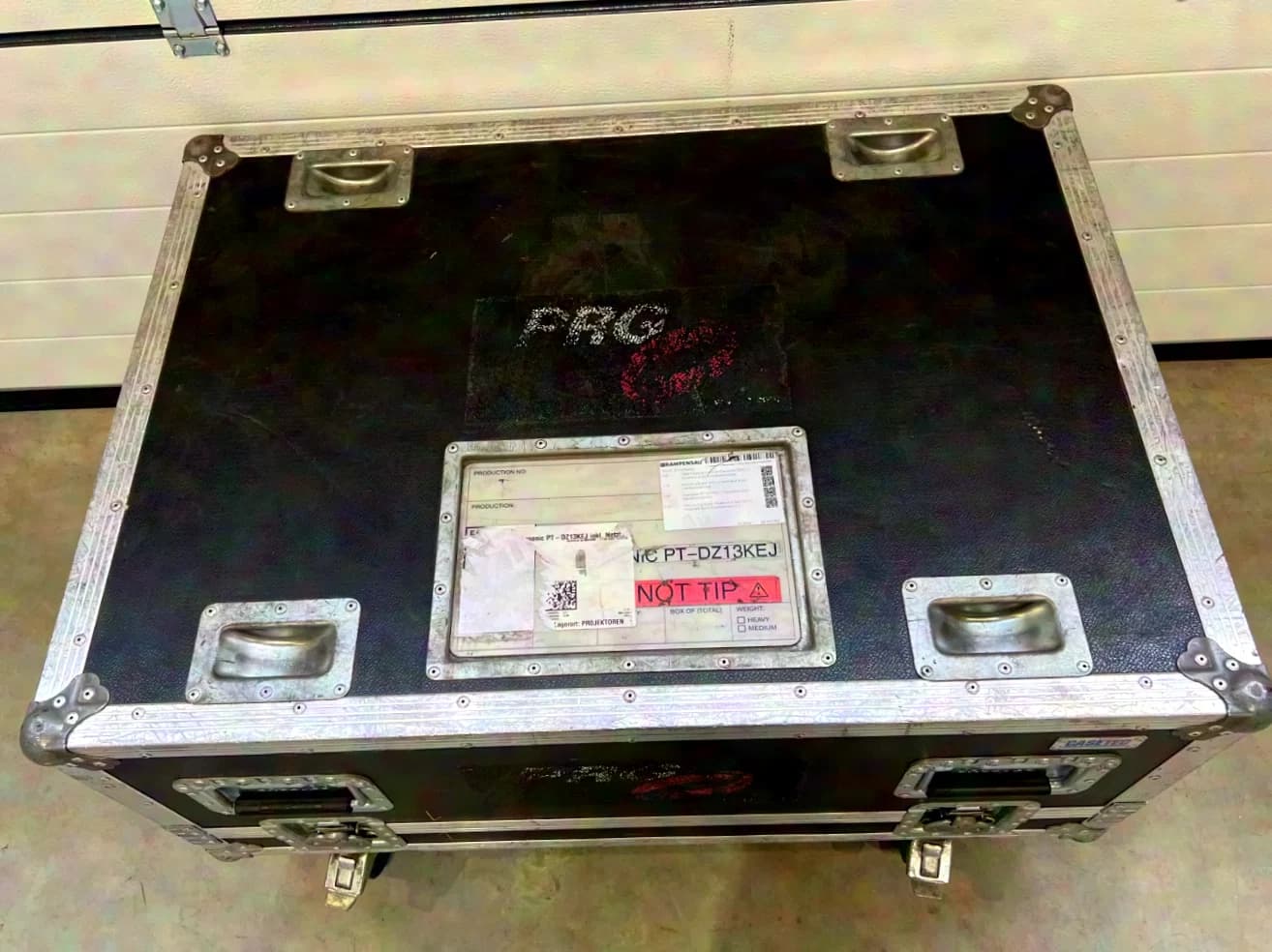 Panasonic PT-DZ13K Projektor im Case