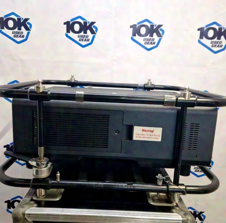 Panasonic PT-DZ21K2U WUXGA 3-Chip-DLP-Projektor für große Veranstaltungsorte, Fernbedienung, Rigging-Rahmen, Flightcase auf Rollen
