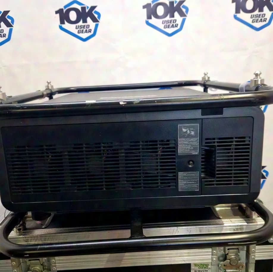 Panasonic PT-DZ21K2U WUXGA 3-Chip-DLP-Projektor für große Veranstaltungsorte, Fernbedienung, Rigging-Rahmen, Flightcase auf Rollen
