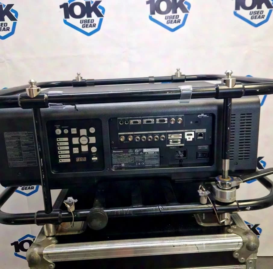 Panasonic PT-DZ21K2U WUXGA 3-Chip-DLP-Projektor für große Veranstaltungsorte, Fernbedienung, Rigging-Rahmen, Flightcase auf Rollen