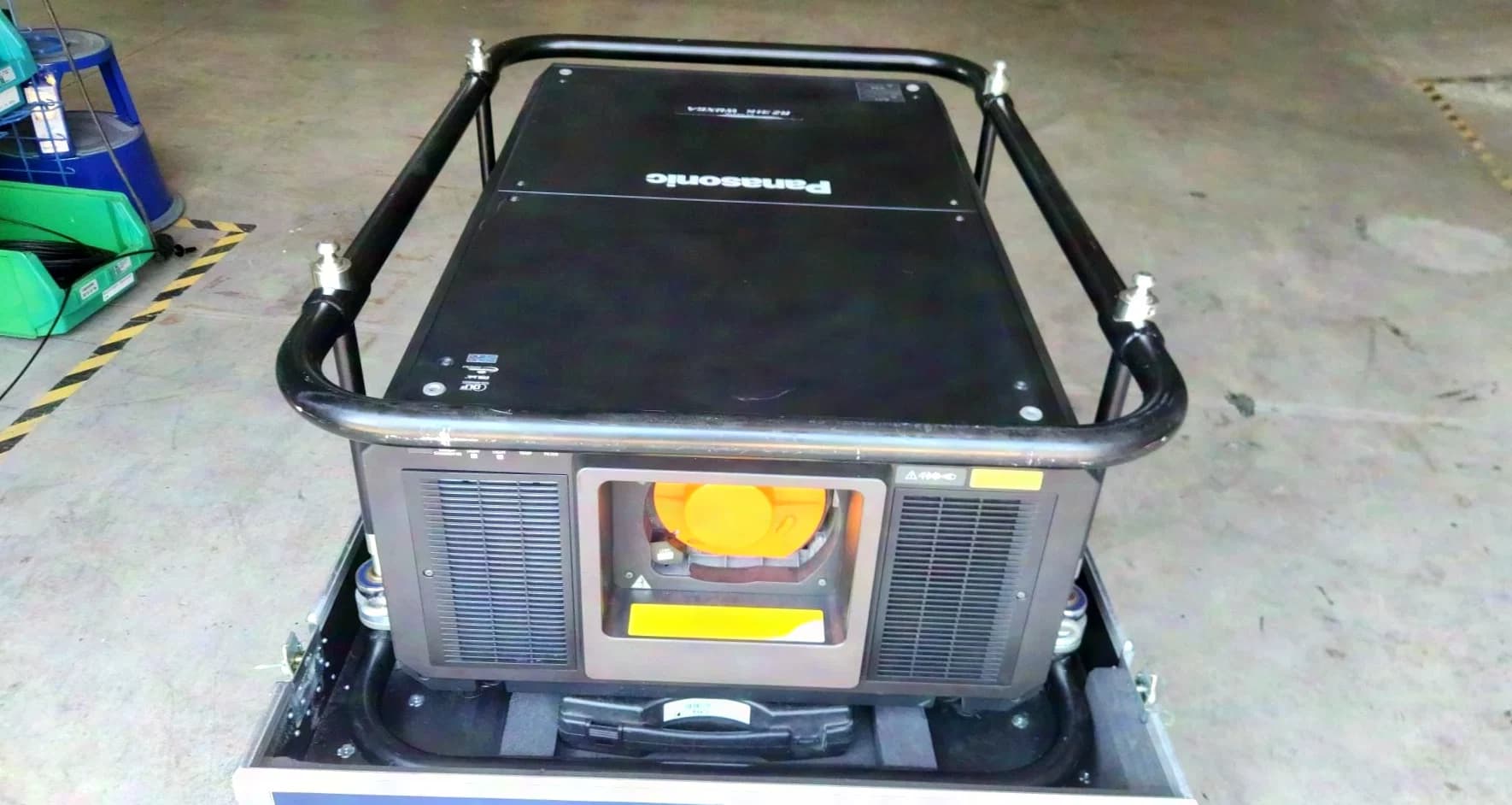 Panasonic PT-RZ31K inkl. Flugrahmen und Case