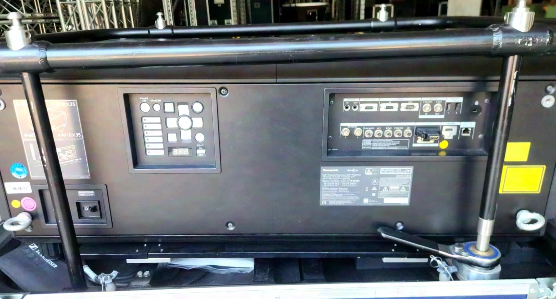 Panasonic PT-RZ31K inkl. Flugrahmen und Case