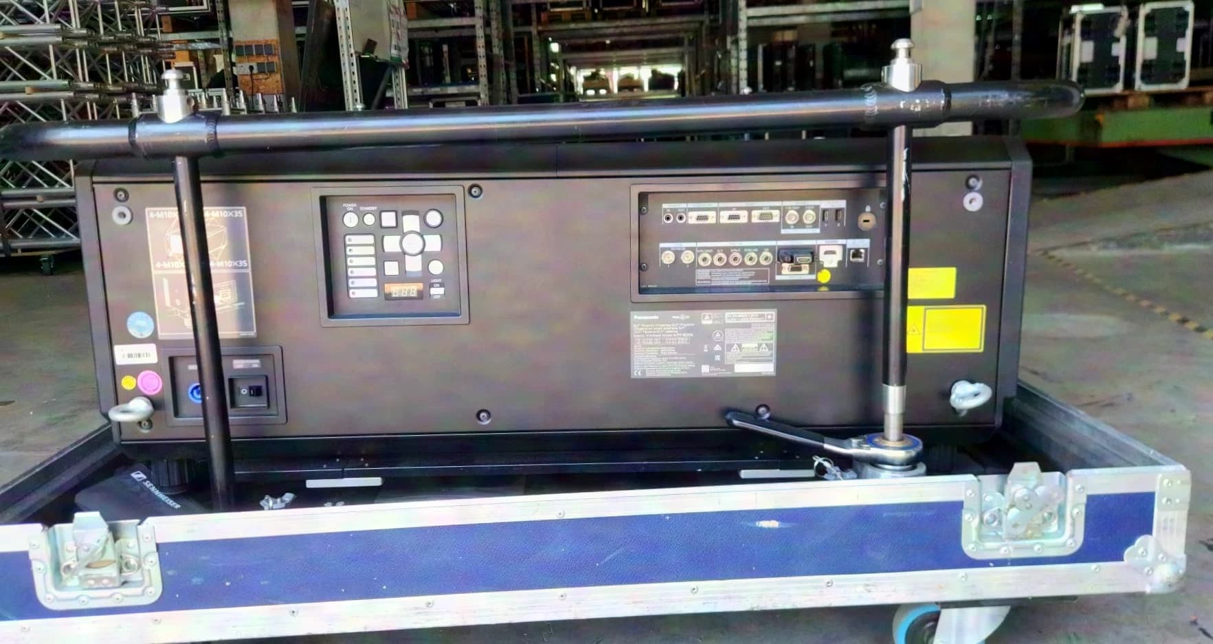 Panasonic PT-RZ31K inkl. Flugrahmen und Case