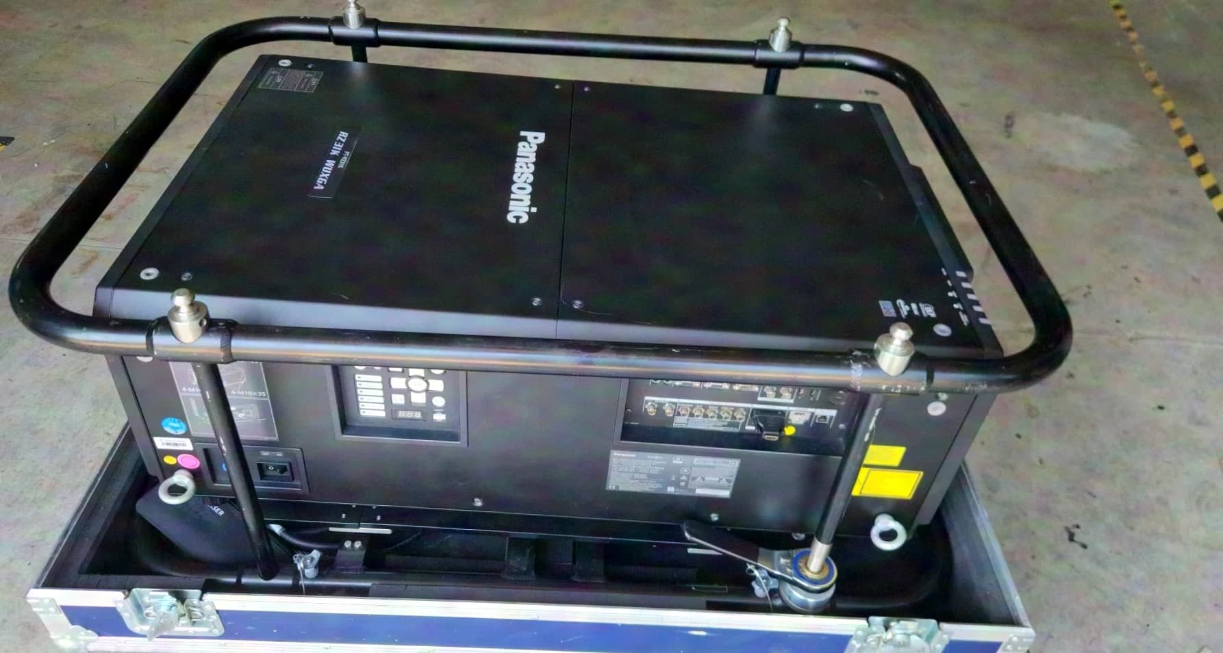 Panasonic PT-RZ31K inkl. Flugrahmen und Case