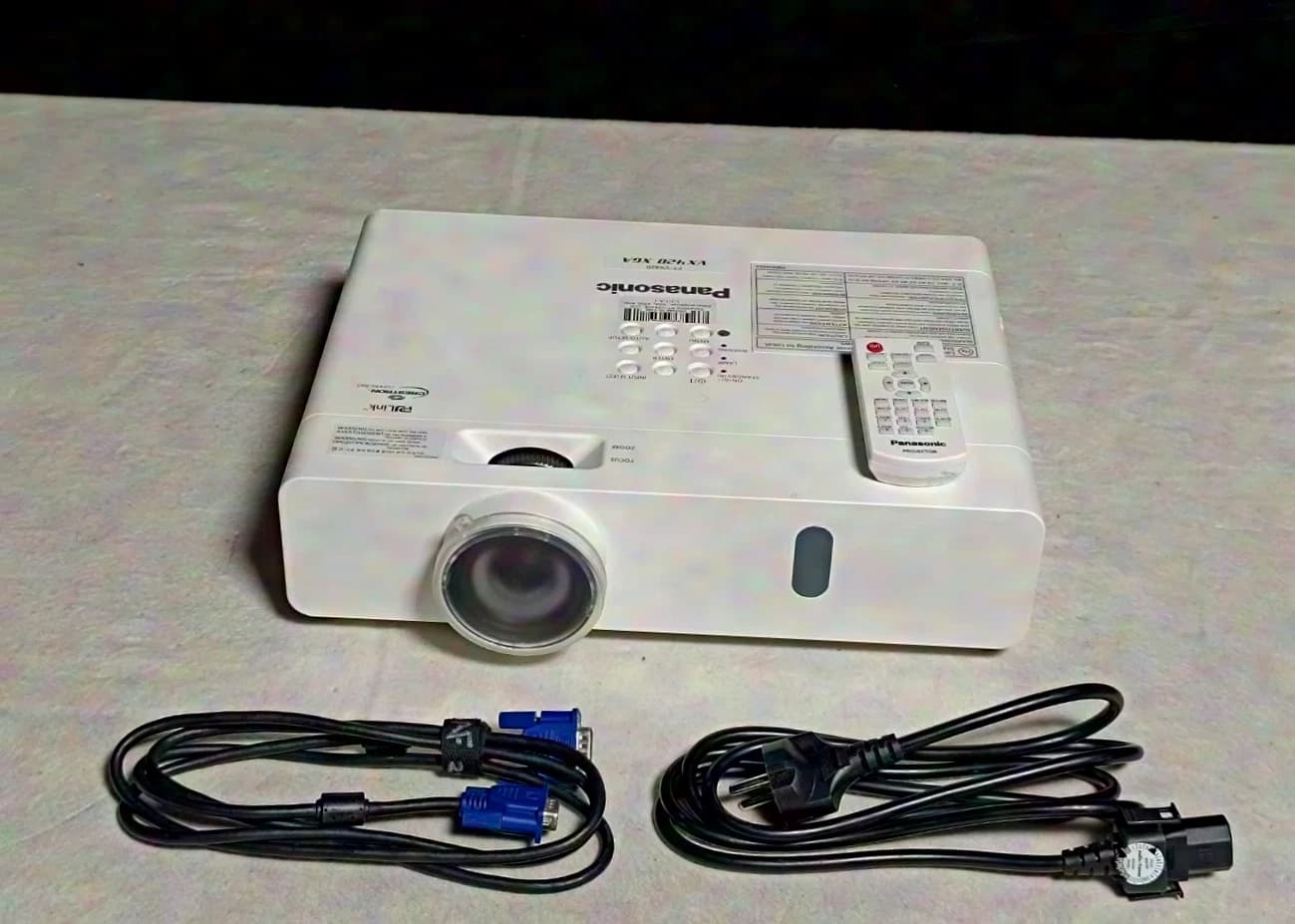 Panasonic PT-VX420E LCD Datenprojektor, XGA, 4500 Ansi, 1,2-1,9:1