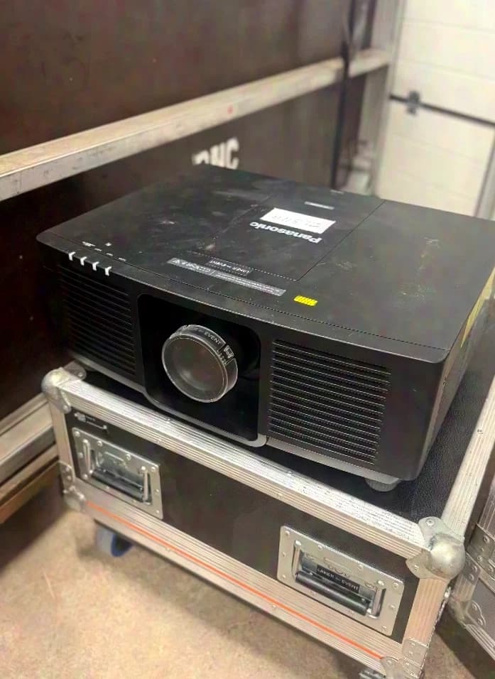 Panasonic pt mz880 8000 Lumen Laserbeamer Komplettset