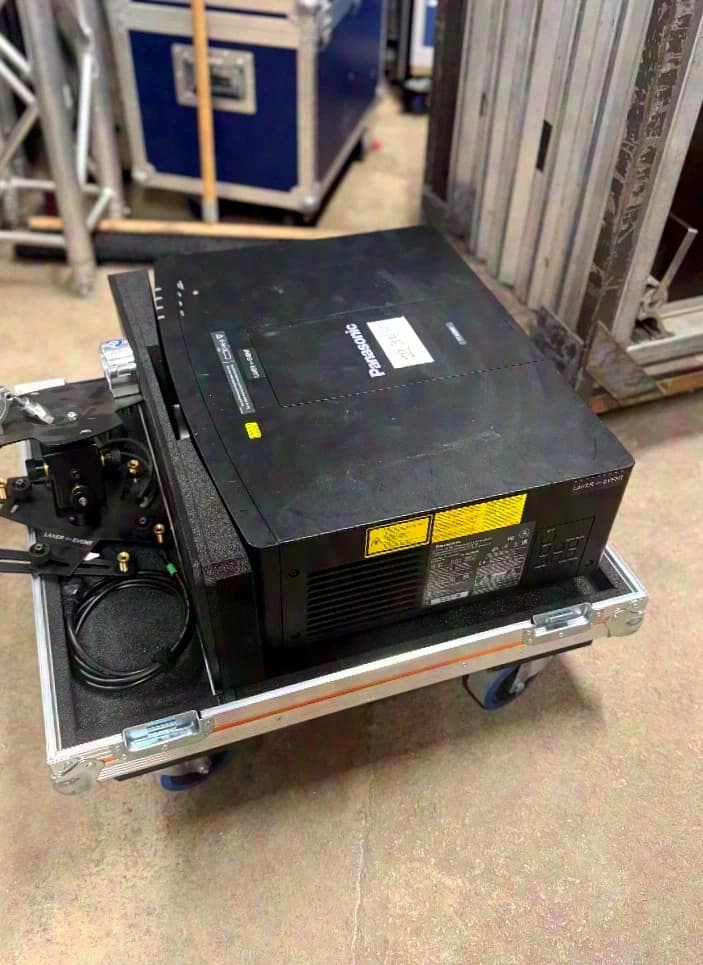 Panasonic pt mz880 8000 Lumen Laserbeamer Komplettset
