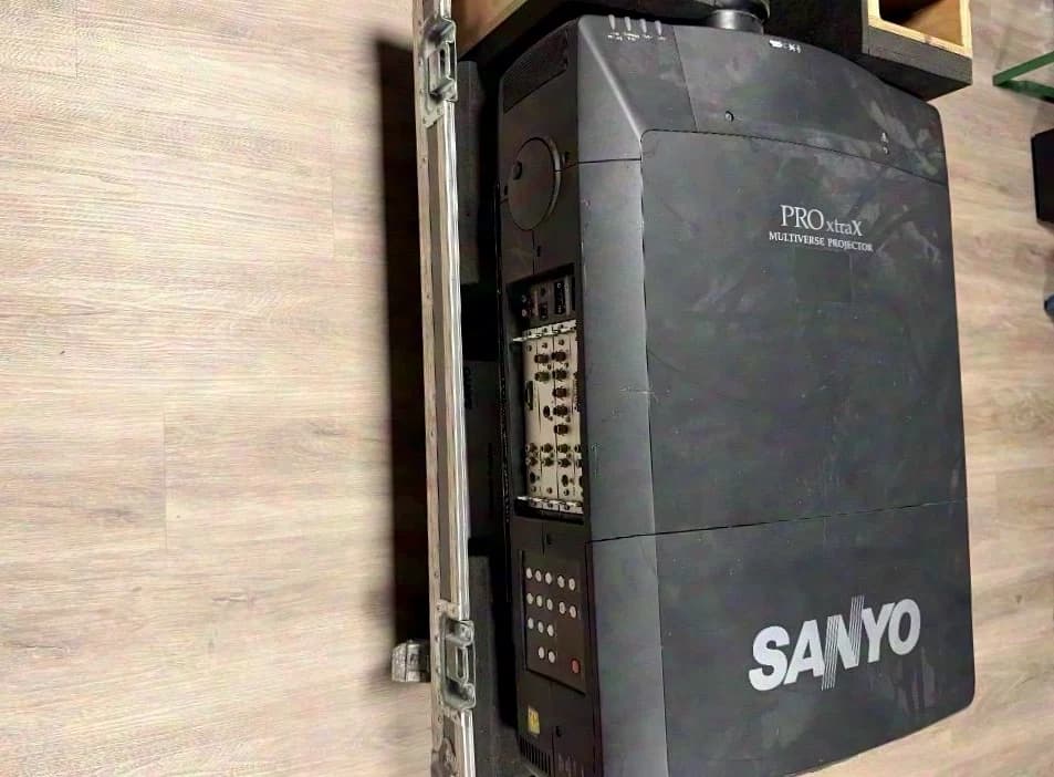 SANYO Beamer Modell PLC-XF46E Inklusive Flugrahmen und Objektiv