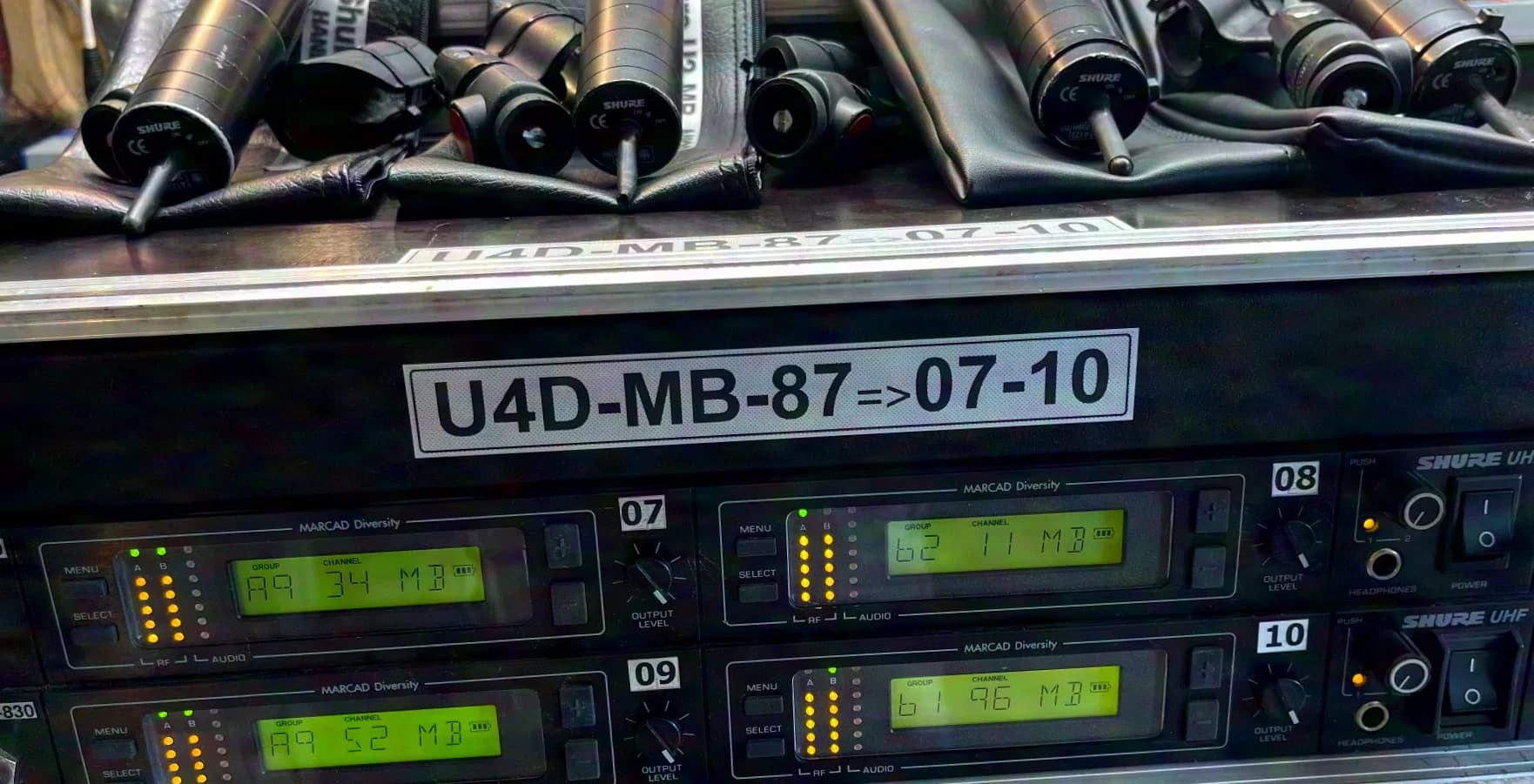 SHURE 1x U4D-MB Receiver 2x U1-MB BodyPack 2x U2-MB Handsender 2x RPW-120 Beta 87 - MB 800-830 MHz