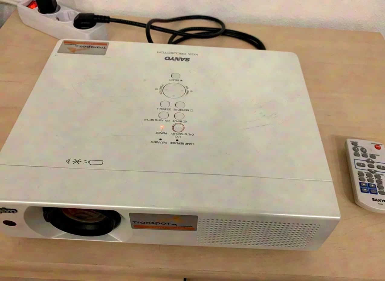 Sanyo PLC-XU 106, Videoprojektor, 4500AL, 3x LCD, XGA