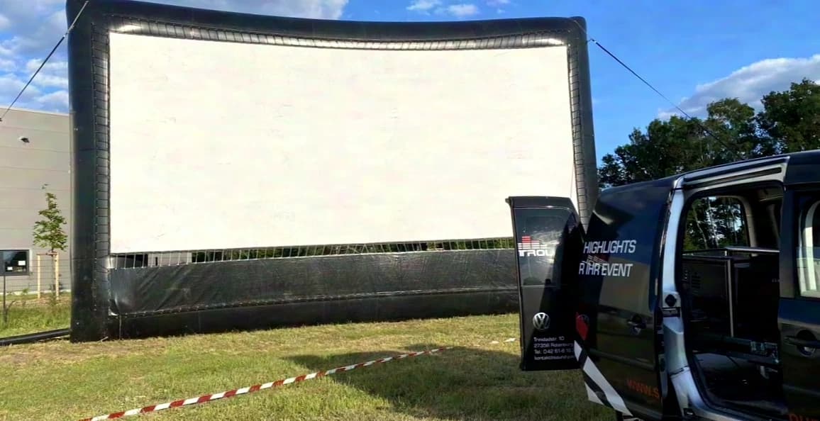 Screen aufblasbar mit 12m x 5,5m Leinwand 66qm aufblasbarer Screen