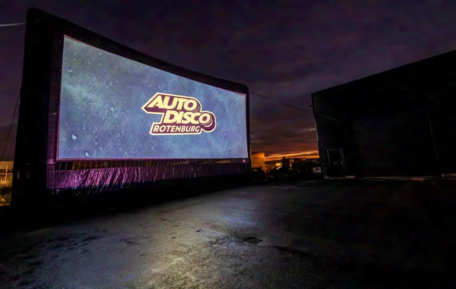 Screen aufblasbar mit 12m x 5,5m Leinwand 66qm aufblasbarer Screen