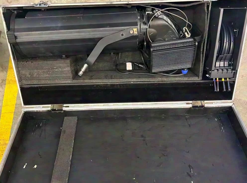 Selecon Pacific Followspot 1200W im Case 5,5-13°, mit Farbwechselmagazin