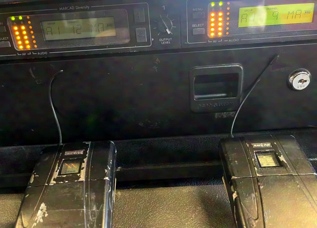 Shure U4D UHF Funksystem – Doppel-Empfänger + 2 Handsender