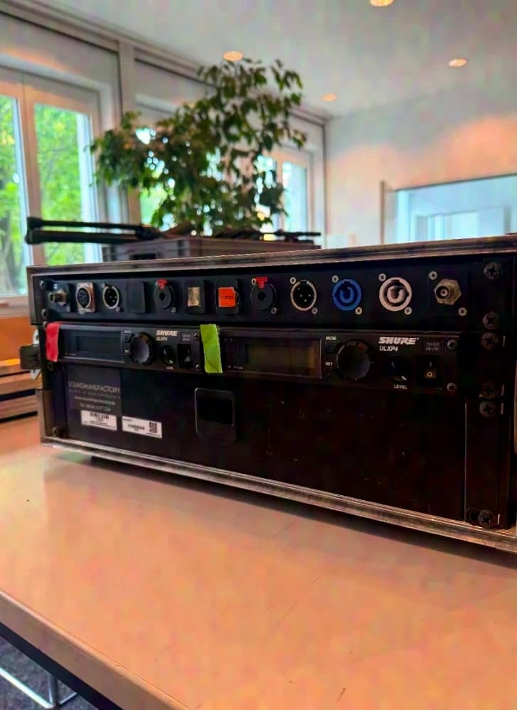 Shure ULXP4-R4 Empfänger Set inkl. 2 Taschensender, 2 Handsender
