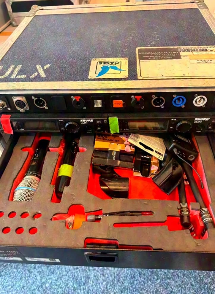 Shure ULXP4-R4 Empfänger Set inkl. 2 Taschensender, 2 Handsender