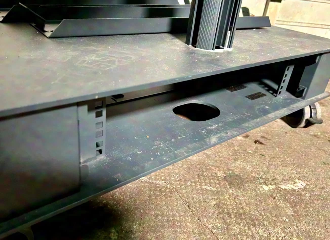 Sonderbau TV-Ständer mit Rollen, Metall massiv mit Rackmount