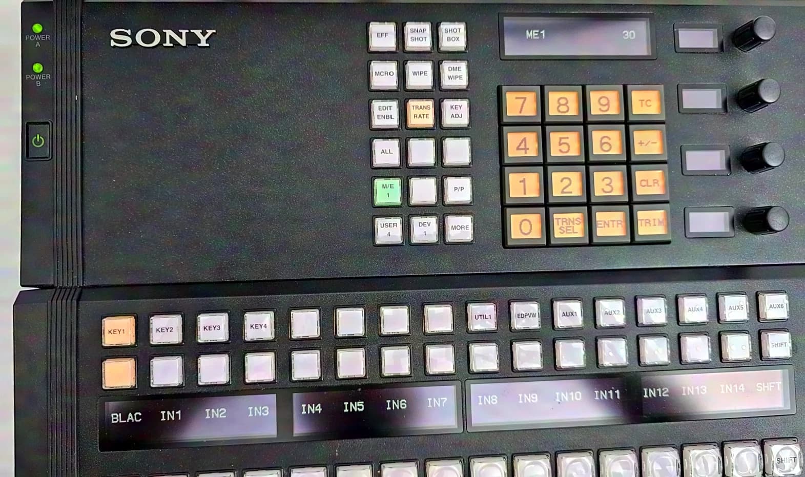 Sony MVS-3000A mit Control Panel Sony ICP-3016 32x SDI IN / 16X Out, 2x Multiviewer Redundante Stromversorgung