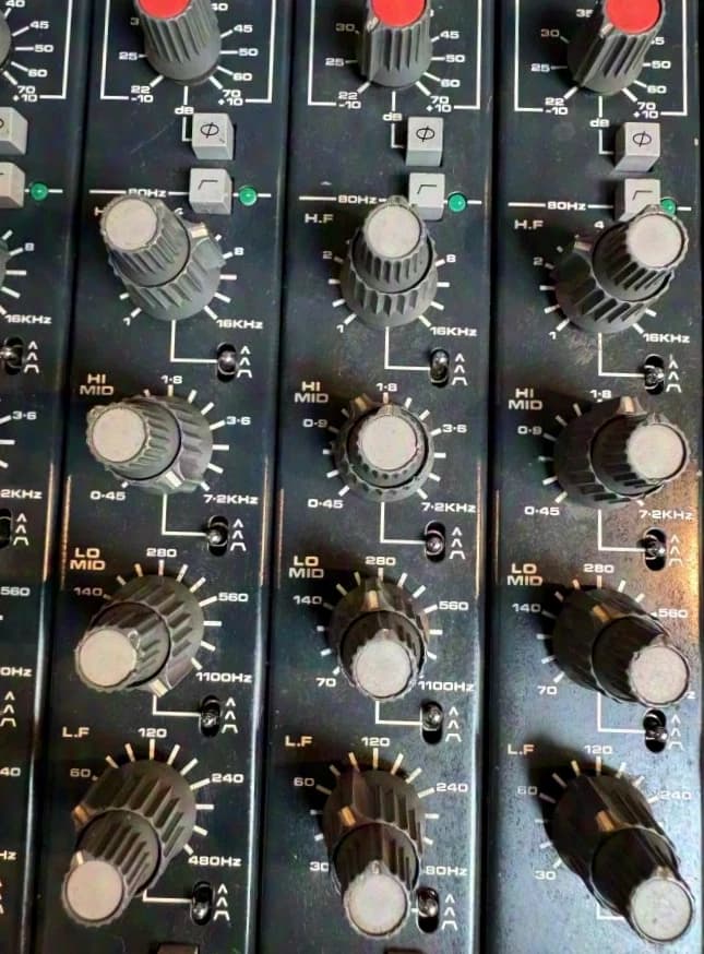 Soundcraft 8000 40Kanal Analog Mixing Console; 4-Band House Input Version (4 Band EQ mit jeweils 3-fach schaltbarer Güte)