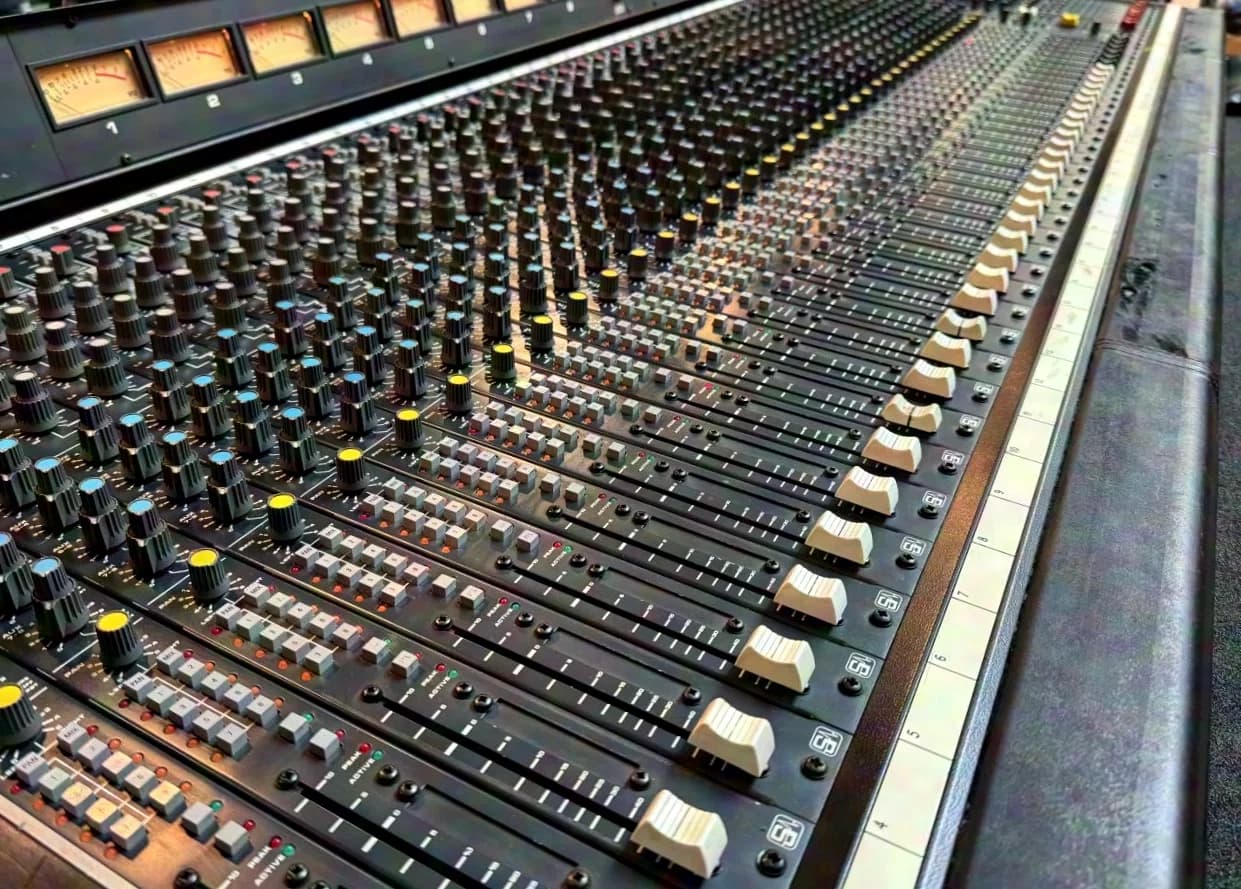 Soundcraft 8000 40Kanal Analog Mixing Console; 4-Band House Input Version (4 Band EQ mit jeweils 3-fach schaltbarer Güte)