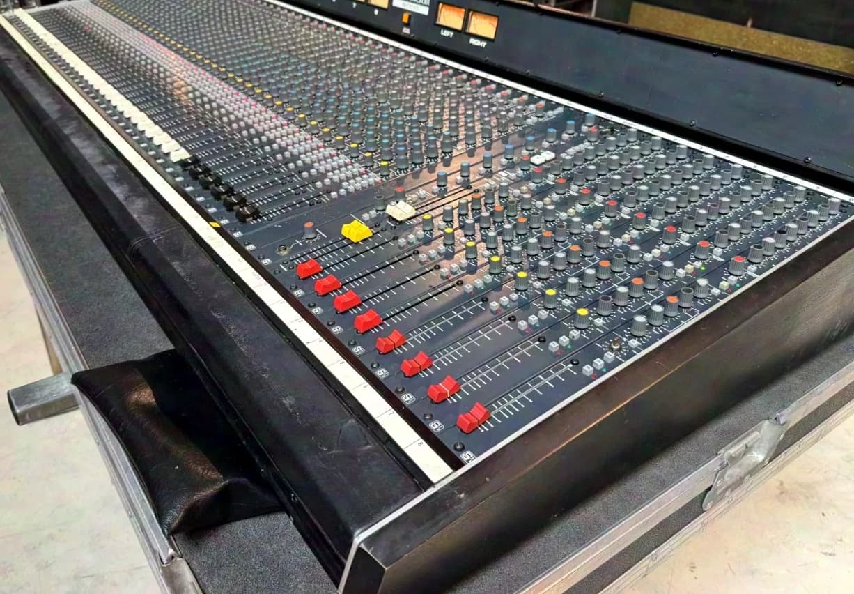 Soundcraft 8000 40Kanal Analog Mixing Console; 4-Band House Input Version (4 Band EQ mit jeweils 3-fach schaltbarer Güte)