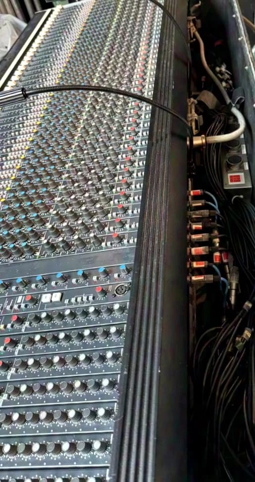 Soundcraft 8000 40Kanal Analog Mixing Console; 4-Band House Input Version (4 Band EQ mit jeweils 3-fach schaltbarer Güte)