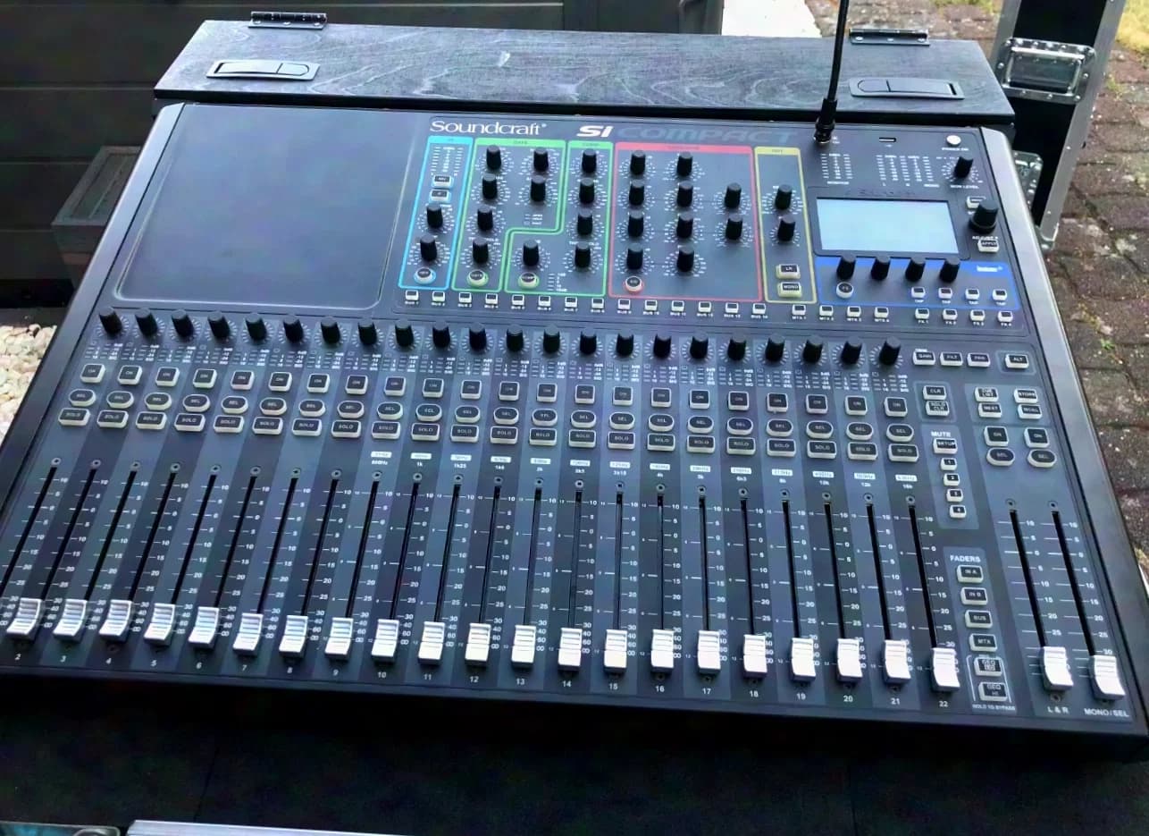 Soundcraft SI 24 Compact mit MADI Karte im Rollcase