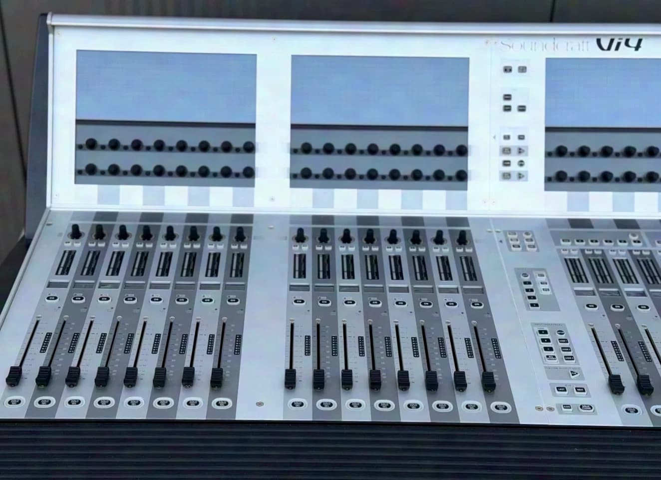 Soundcraft Vi4 inkl. Stagerack & Local Rack Set