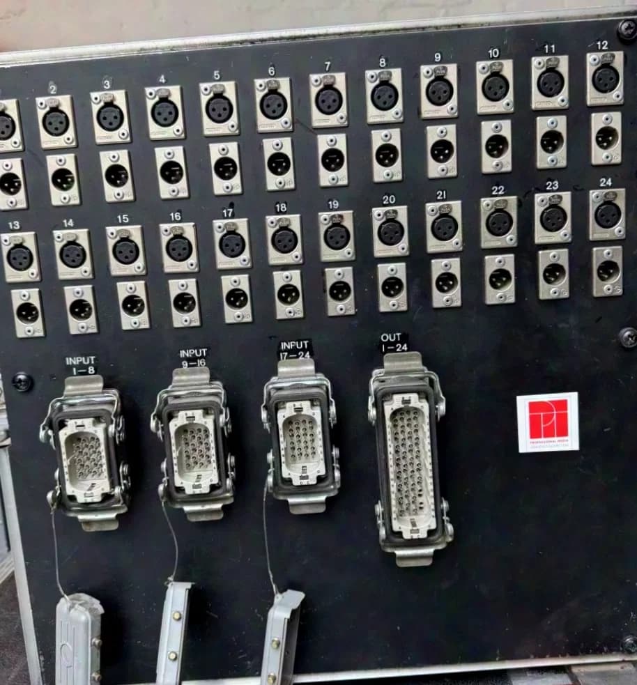 Stagebox 20 Kanal Han64 mit 3x Bühnenunterverteilungen im FC ; Symm. mit getrennten Massen