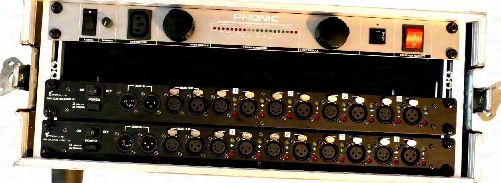 Stairville DMX Splitter 4 MKII und Phonic Power Conditioner im Rack