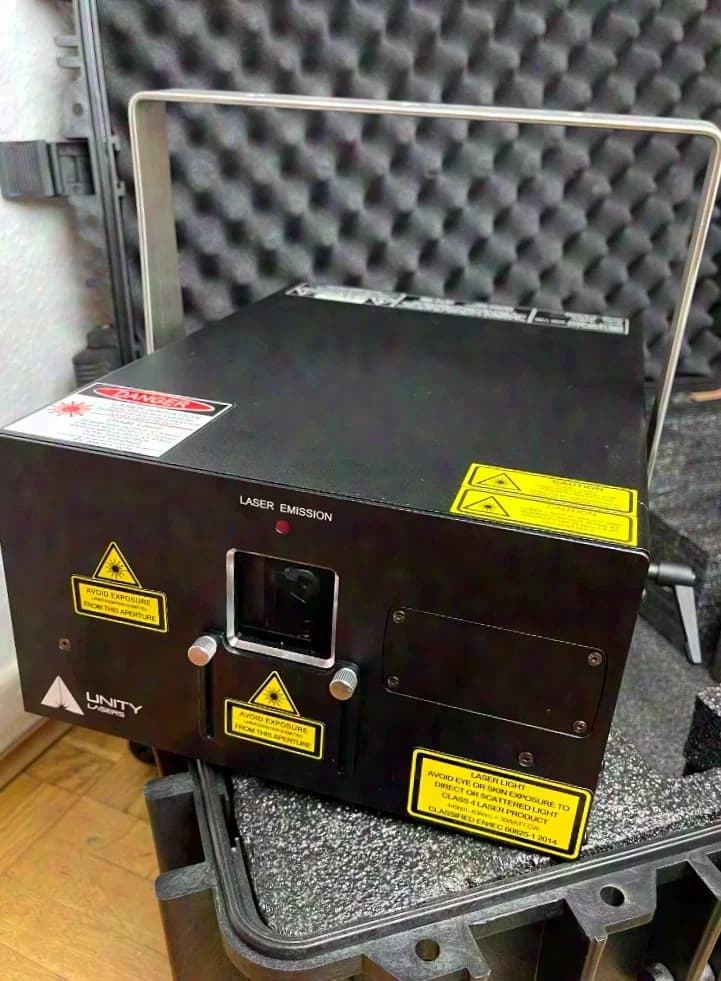 Unity Raw 10W RGB Showlaser inkl. Case und Raincover