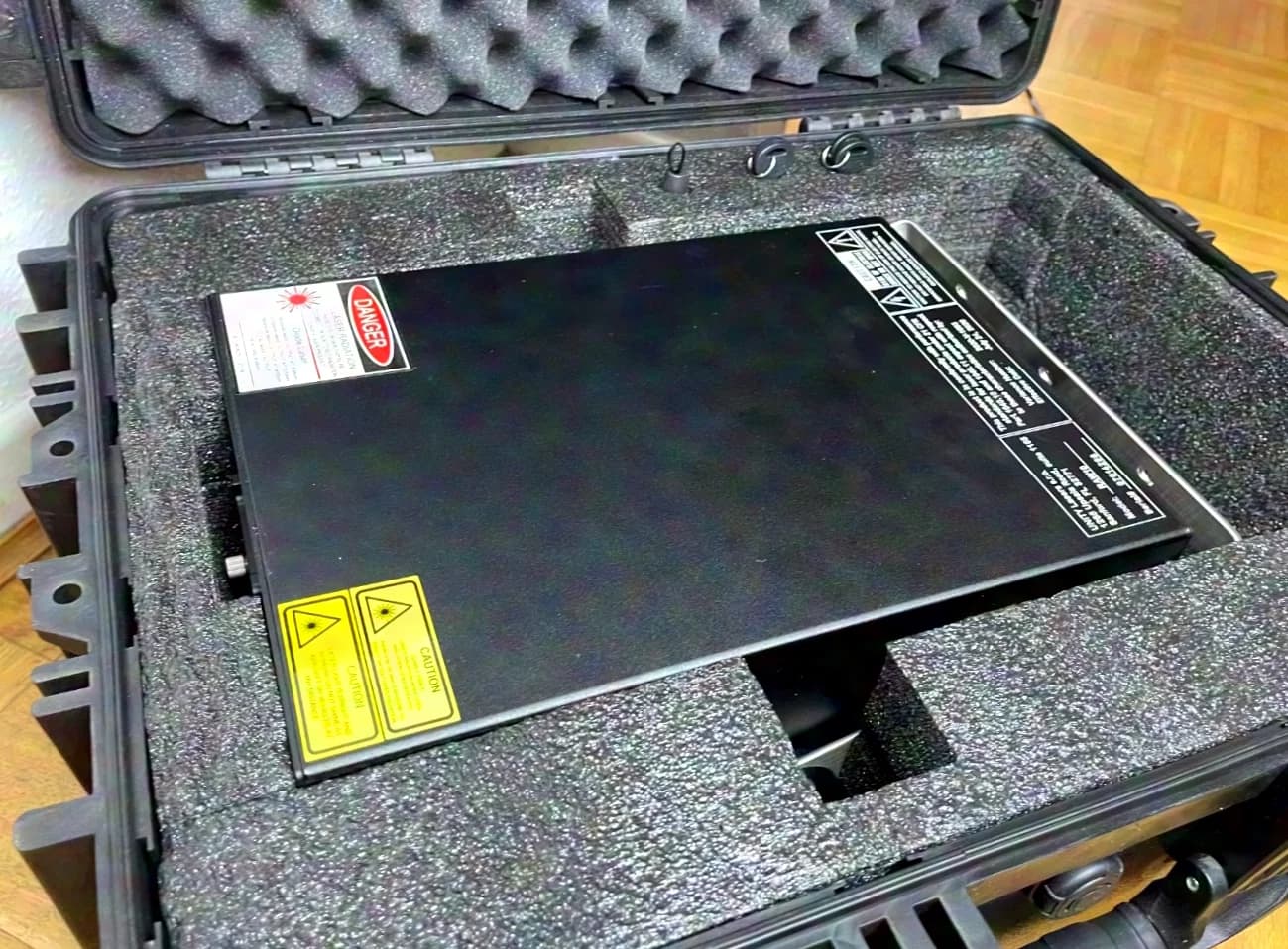 Unity Raw 10W RGB Showlaser inkl. Case und Raincover