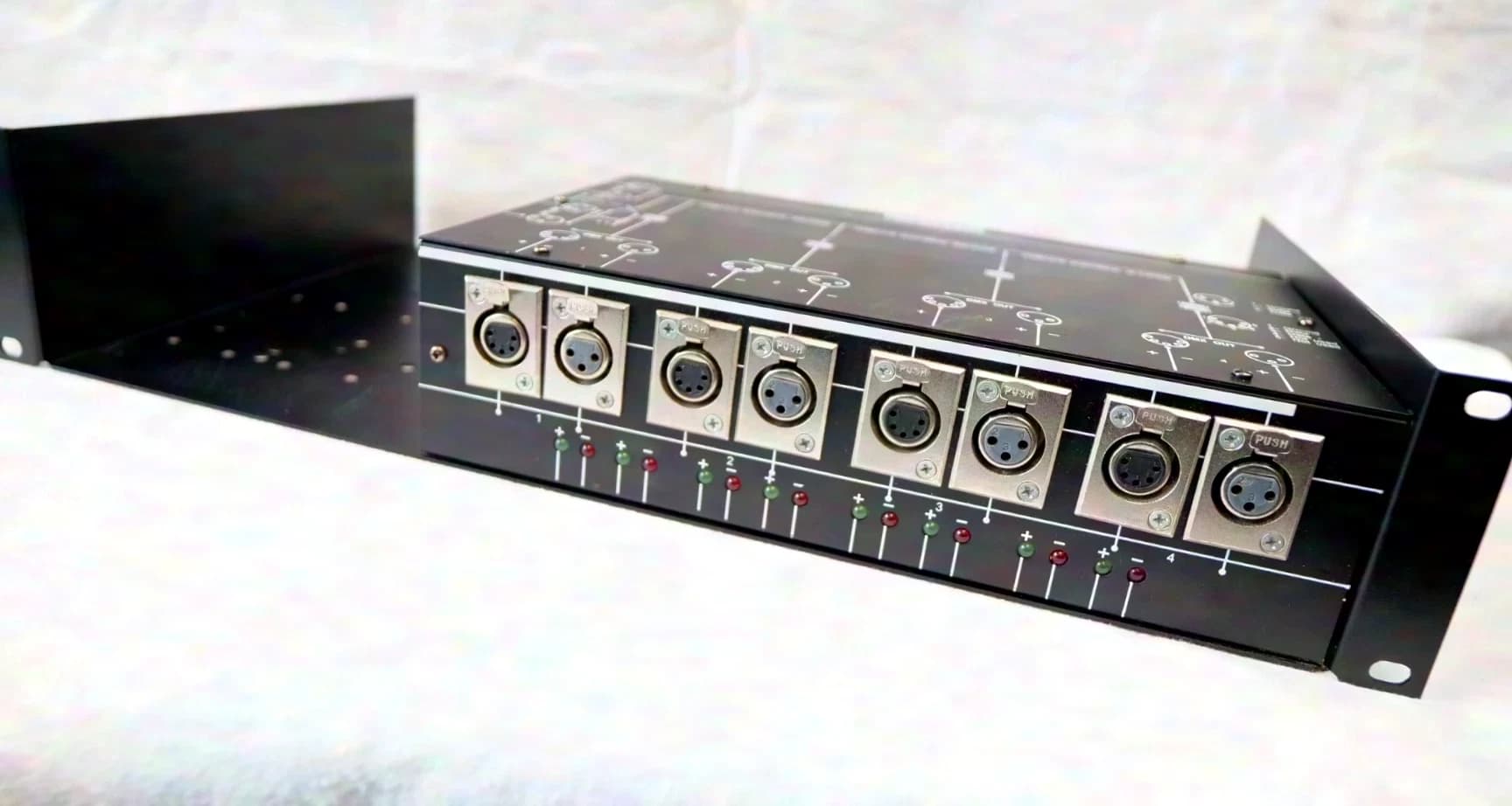 Varytec DMX Splitter 4 inkl. 19"-Rackwanne