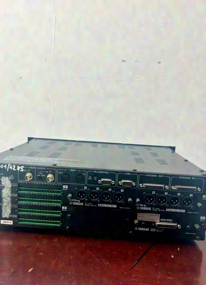 Yamaha DME32 (1x MY8-AE (AES/EBU-Karten) & 2x MY4-DA analoge Ausgangskarten).