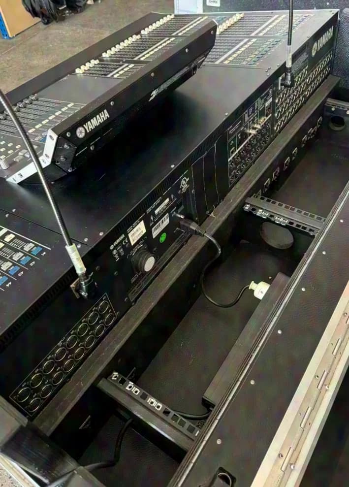 Yamaha M7CL-48 V3, Digitalmischpult mit Meterbridge im Amptown Case