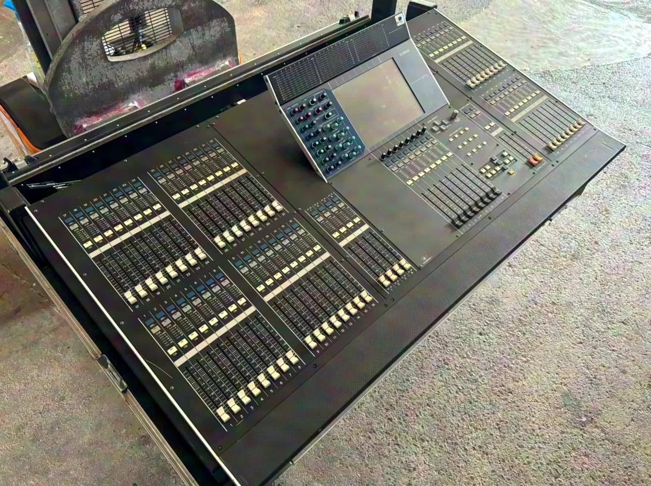 Yamaha M7CL-48 V3, Digitalmischpult mit Meterbridge im Amptown Case