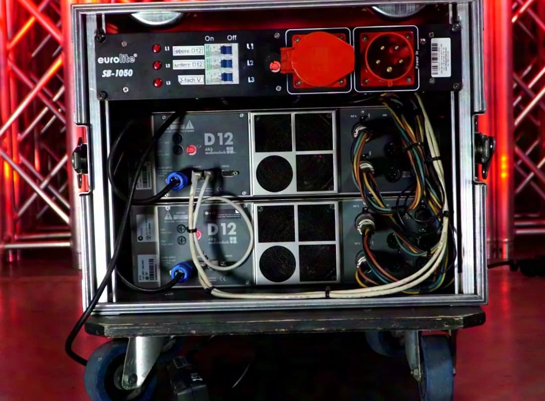 d&b Amprack mit zwei D12 Verstärkern, D12 Distributor V2.0 und DSV 32A inkl. Rackcase