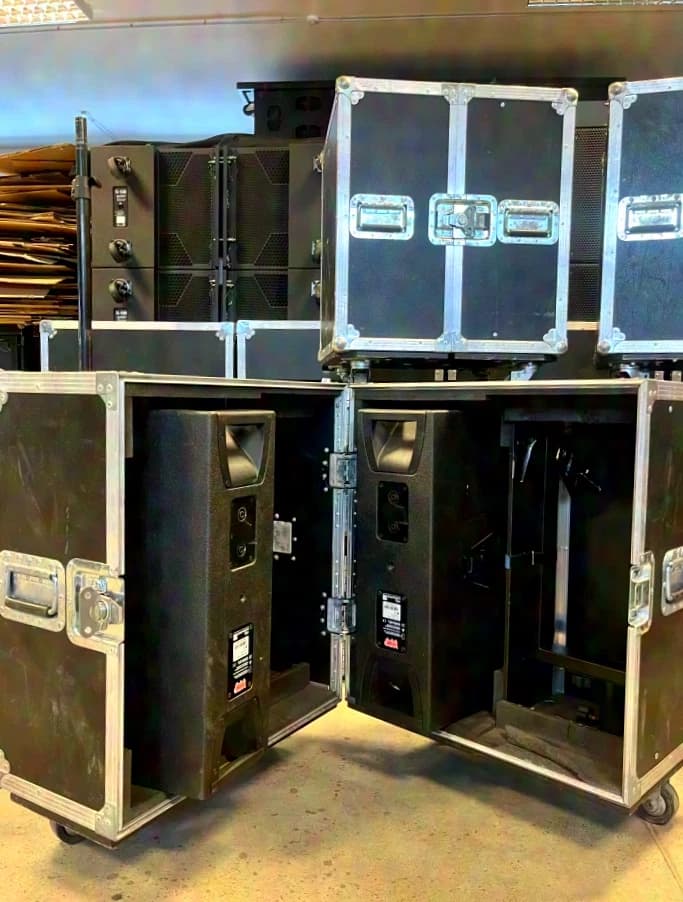 d&b audiotechnik Ursprünglich Y7P, zu Y10P modifiziert durch Ersetzen der d&b Hörner 75° x 40° durch d&b Hörner 110° x 40°
