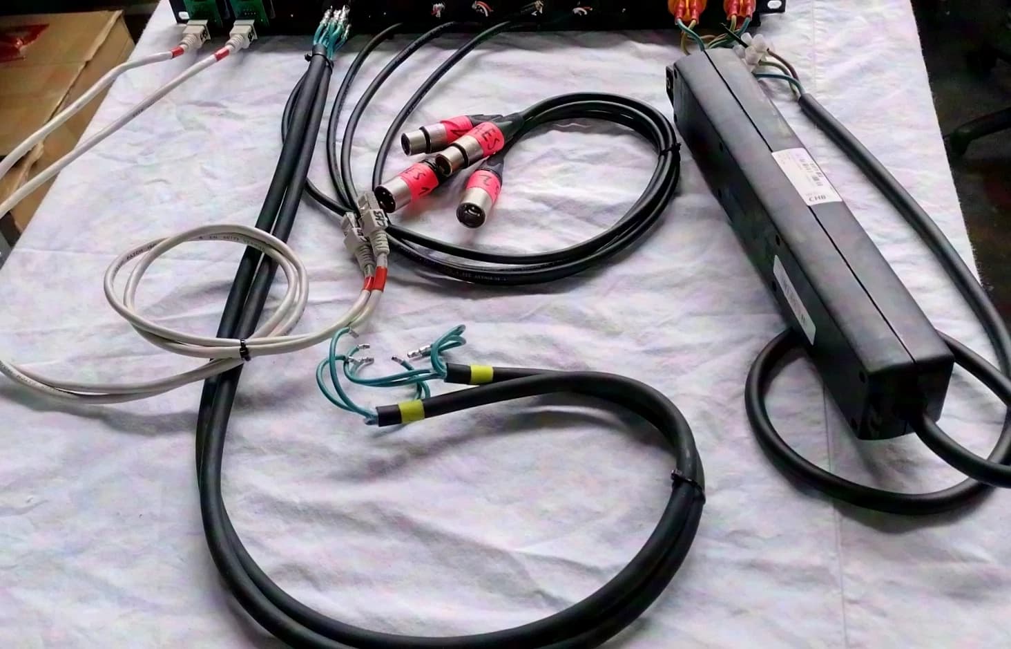 großes 2HE Patchpanel für Amps/Verstäker, XLR/Speakon/Power/Netzwerk