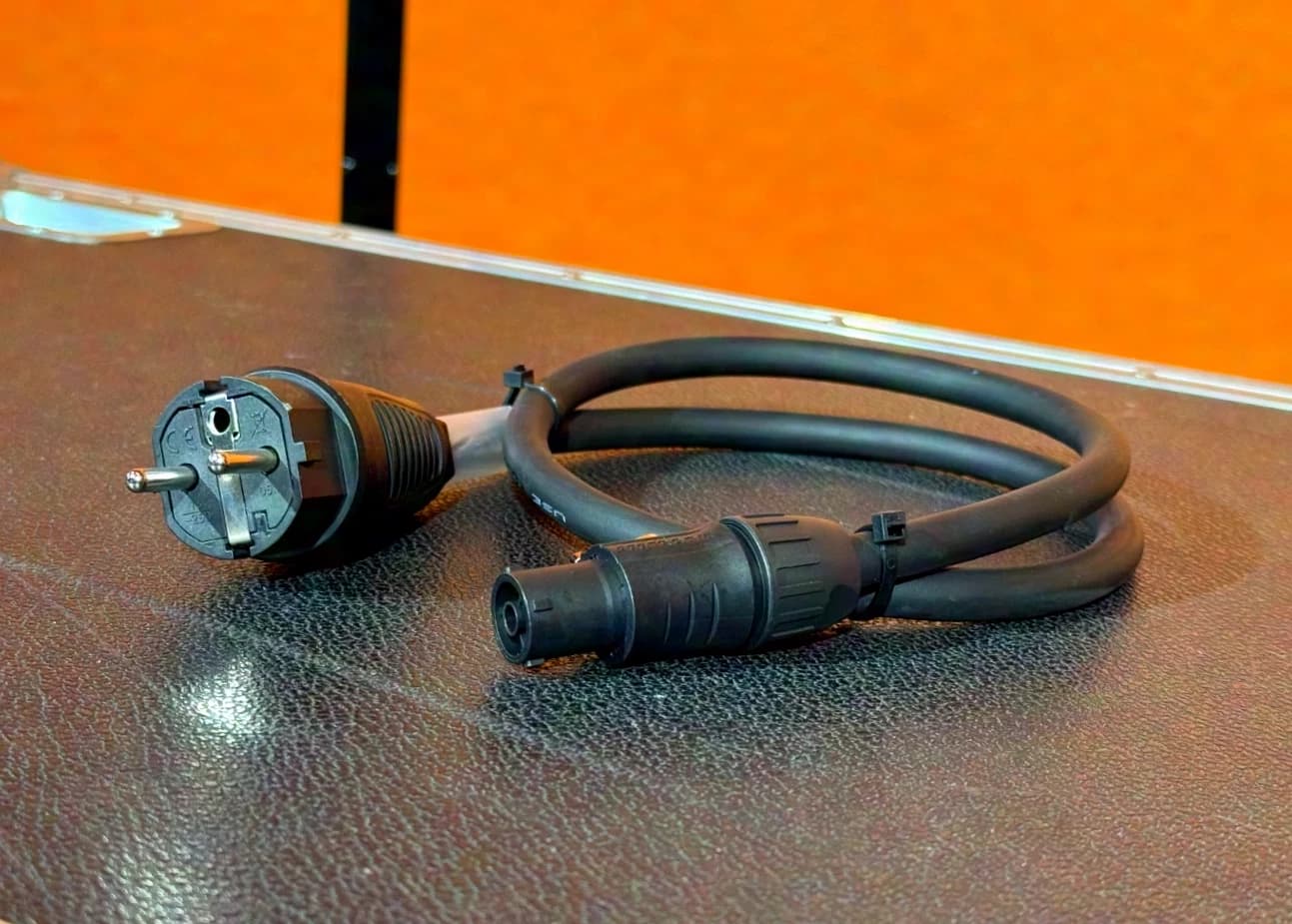 stagebrands Netzkabel Powercon TRUE1 schwarz - Schuko/TRUE 1, 1m, 3G2,5