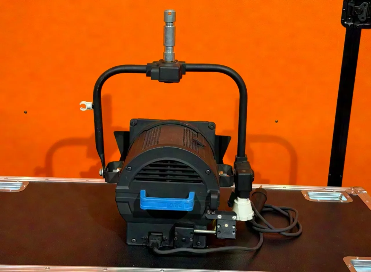 ADB F101 Stufenlinsenscheinwerfer p.o.